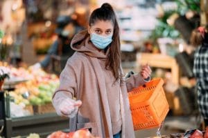 jeune-femme-masque-protection-fait-achats-au-supermarche