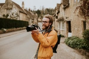 homme-photographe-prenant-photos-dans-village-cotswolds-royaume-uni