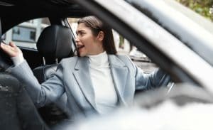 femme-affaires-au-volant-voiture-ennui-derriere-se-plaindre