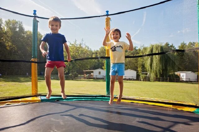 2 enfants jouant au trampoline